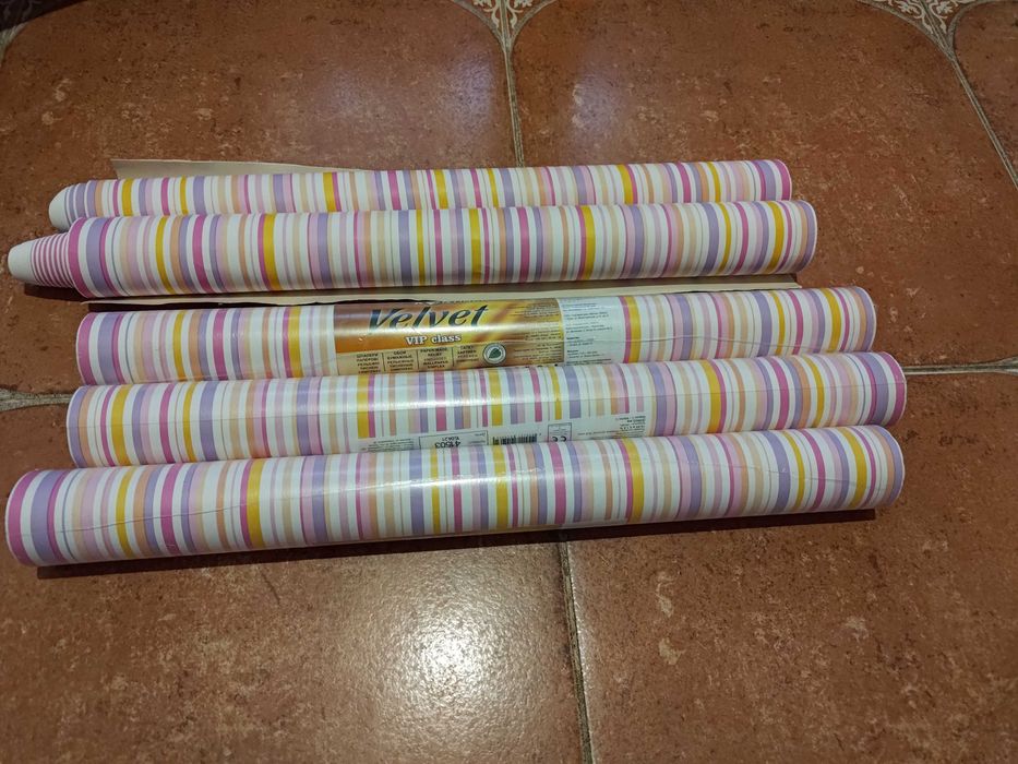 Шпалери в рожеву полоску паперові