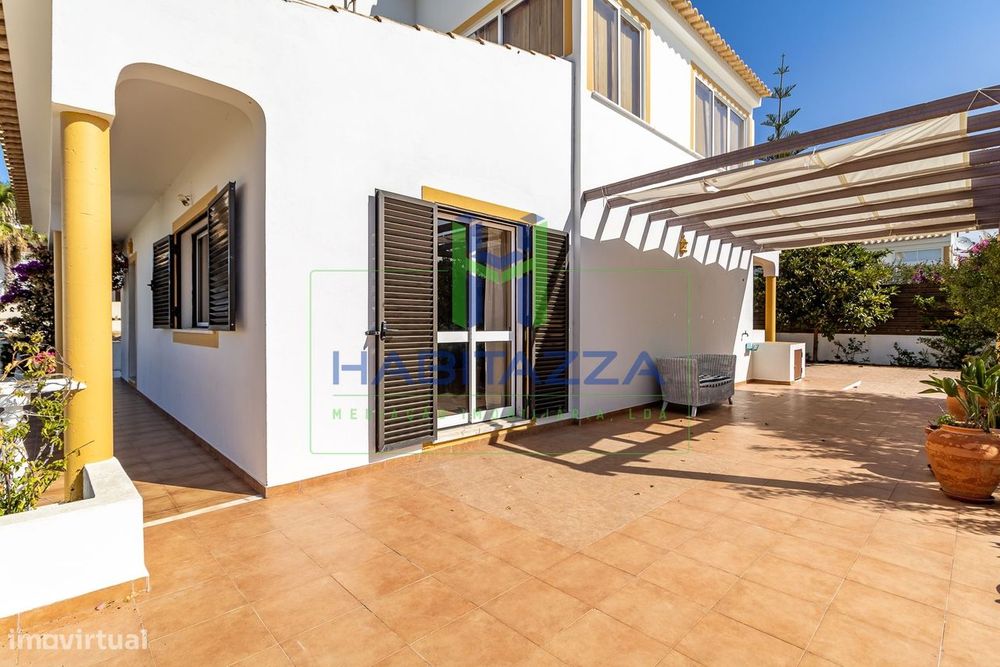 Moradia T2 com jardim, perto da Praia do Monte Clérigo para arrendamen