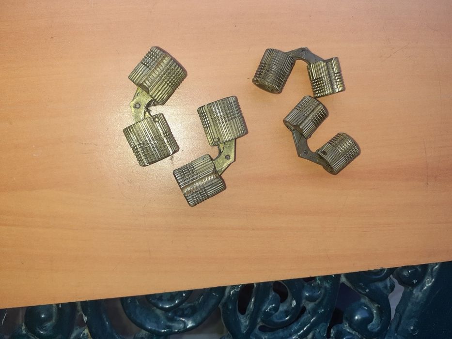 Dobradiças de latão redondas de embutir.