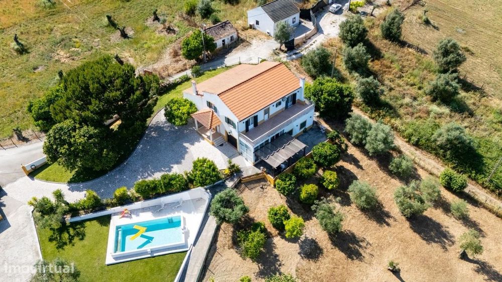 Luxo Absoluto em Perofilho | Piscina e 4.000 m2 de Terreno Privado