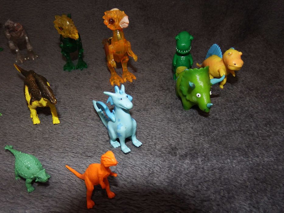 zestaw figurek dinozaurów Lego-nie lego
