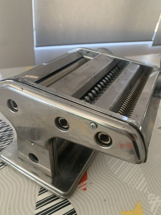 Maquina de esticar pasta e outro tipo de massas
