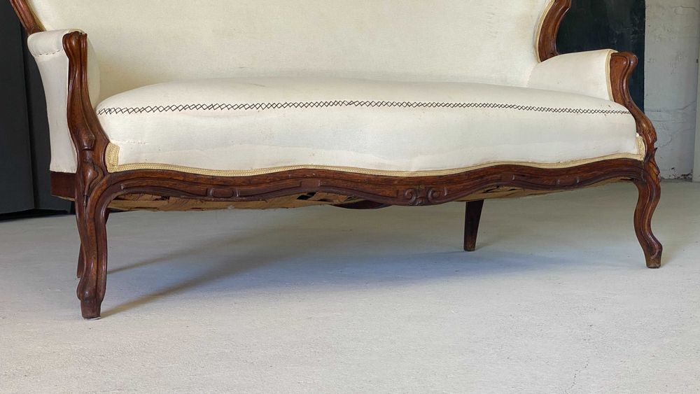 Elegancka sofa ludwikowska, rzeźbiona rama, klasyczna forma