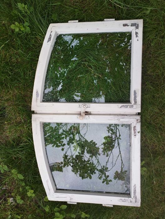 Stare drewniane łukowe okno