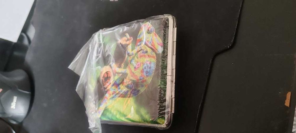 Caixa de cigarros nova com camaleão