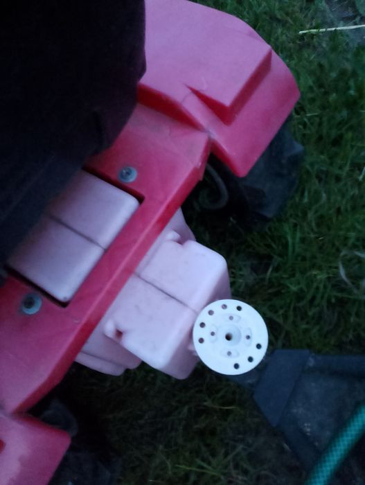 Sprzedam traktor na pedały Massey Ferguson.