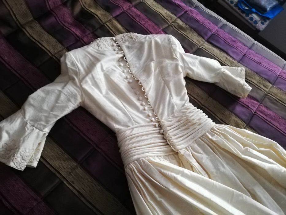 Vestido de noiva e.veu comprido em.seda.selvagem