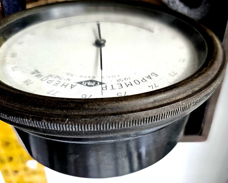Продам раритетный барометр - анероид изготовлен в 1955 антиквариат