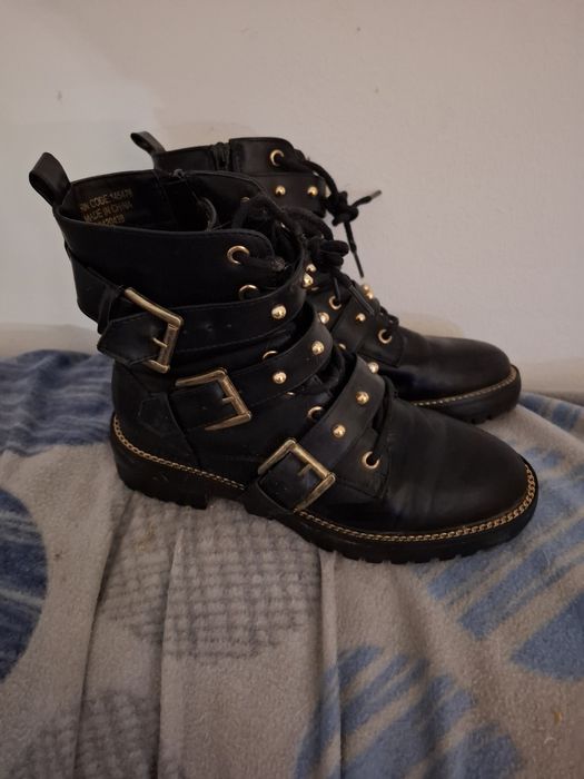 Botas pretas com fivelas cano até ao tornozelo da Primark