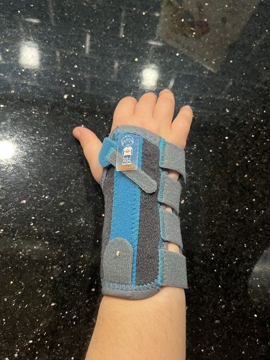 Tala imobilizadora criança