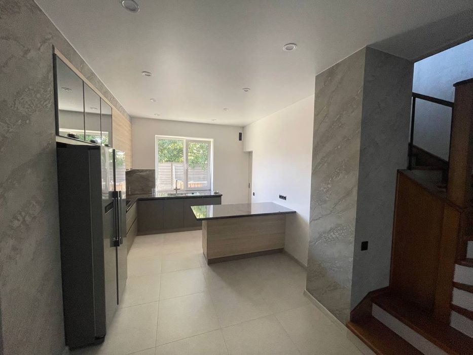 Просторий будинок, з великою земельною ділянкою, дмитро