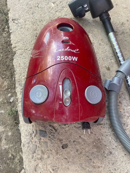 Продаю красный бытовой пылесос марки Cardinal мощностью 2500W