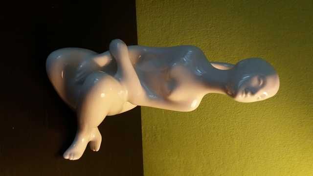 Porcelanowa Siedząca dziewczyna wykonana w 1960 roku
