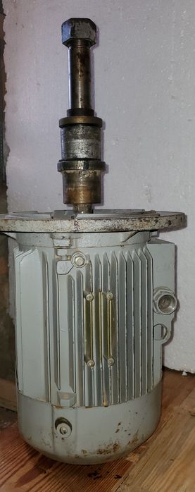 Електродвигун з шпинделем під фрези