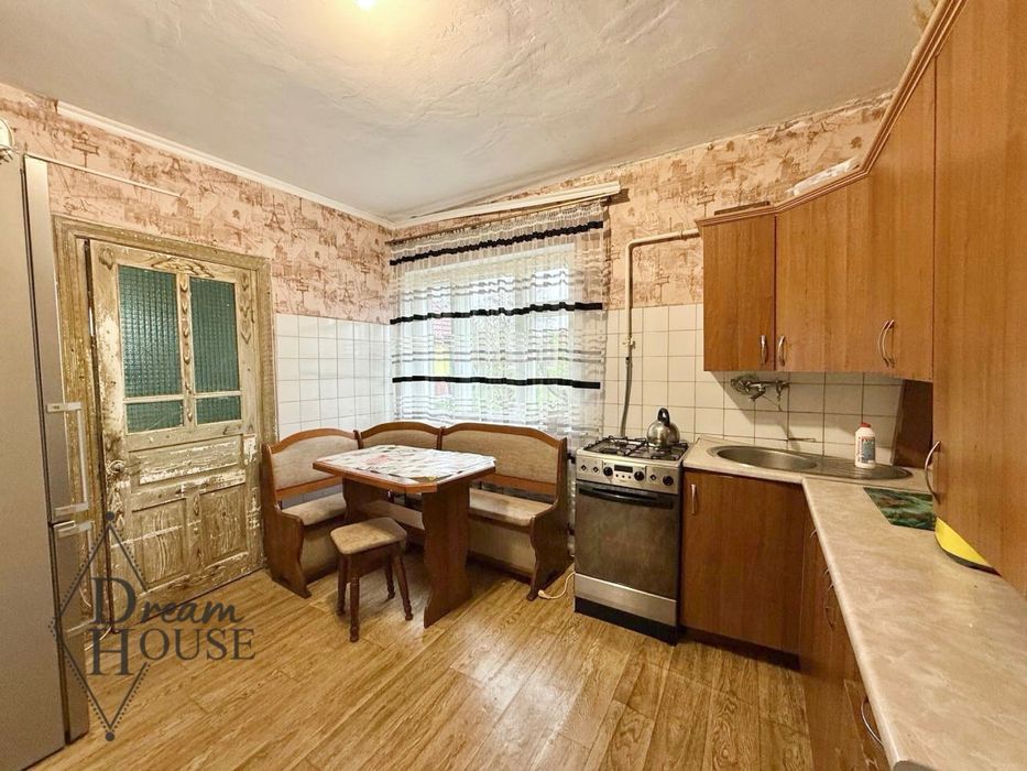 Продаж 2 поверхового цегляного будинку