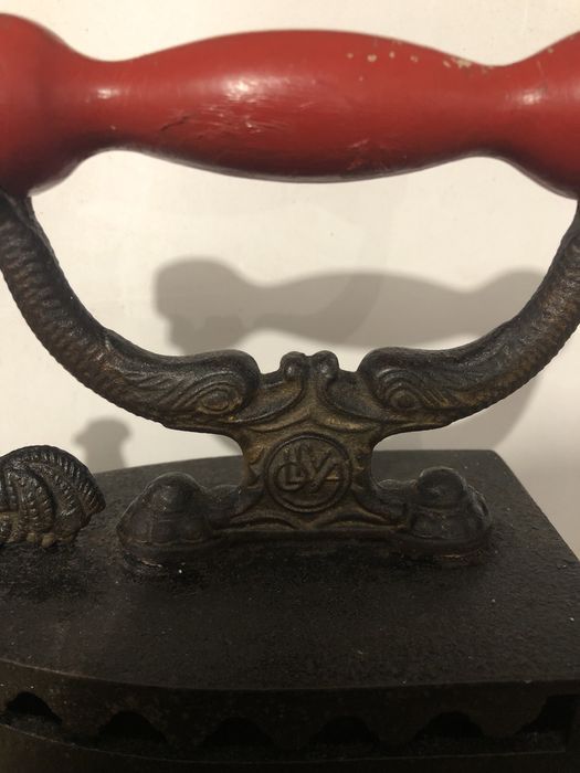 Ferro a carvão marca Oliva