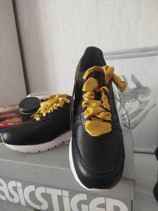 Кросівки жіночі Asics