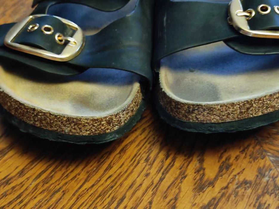 chodaki klapki loafersy złote klamry sandały profilowane na korku