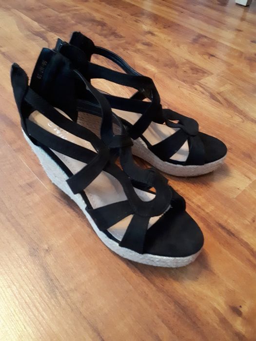 Sandałki na koturnie