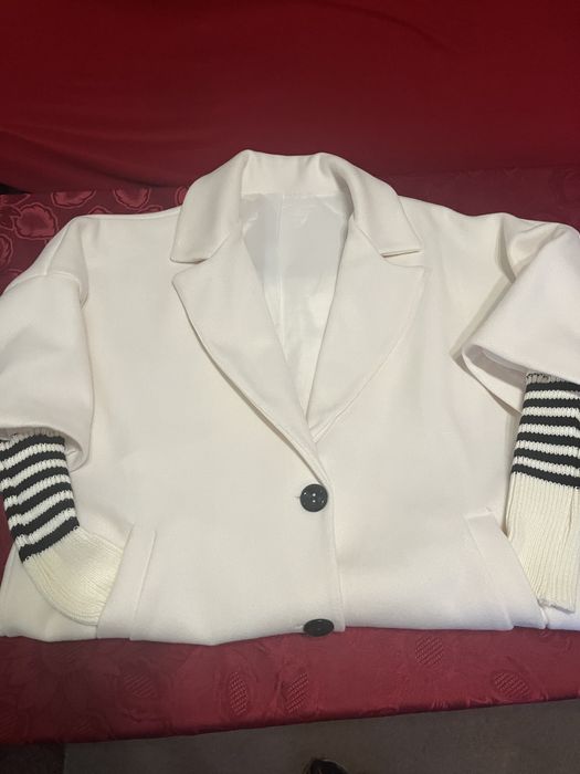 Płaszczyk kolor ecri rękaw sweterkowy