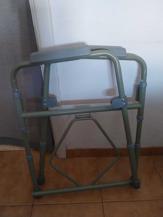 Cadeira Sanitária Bacio Dobrável + Cueca Fralda Incontinência
