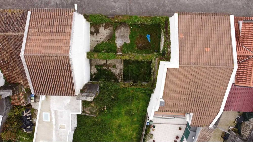 Terreno com ruína no vale das Furnas