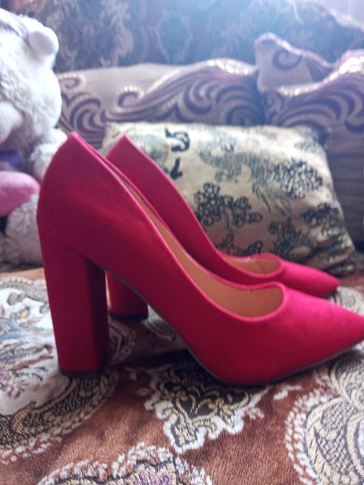 Доброго дня!Продам туфлі!Дуже гарний станЦіни різні.