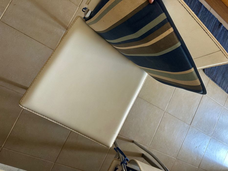 Mesa de cozinha com 4 cadeiras