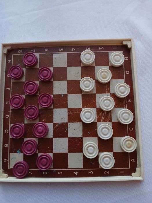 Radzieckie mini warcaby magnetyczne.