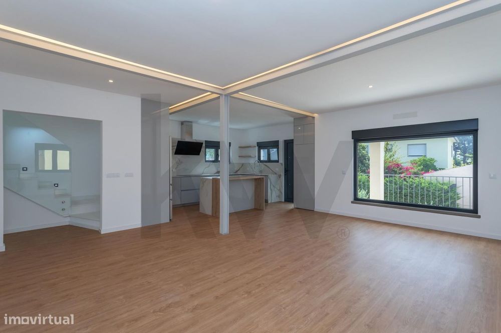 Charmosa Moradia T5 com Jardim Totalmente Remodelada -  Sassoeiros, Ca