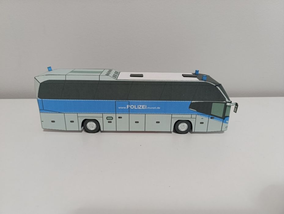 autobus turystyczny Neoplan policja milicja  tag ciężarówka zabawka tr