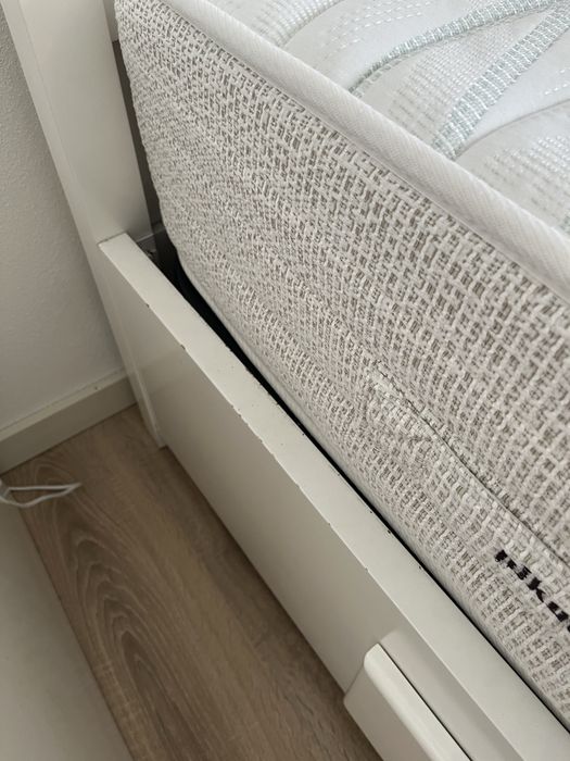 Cama de solteiro em madeira maciça lacada com gavetões e colchão