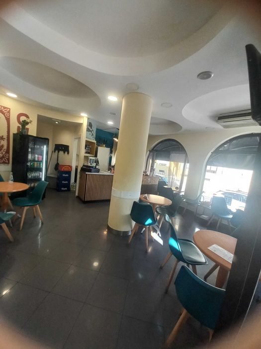 Trespasse de café/snack-bar em pleno funcionamento, localizado na Quinta do Barão, em Carcavelos.