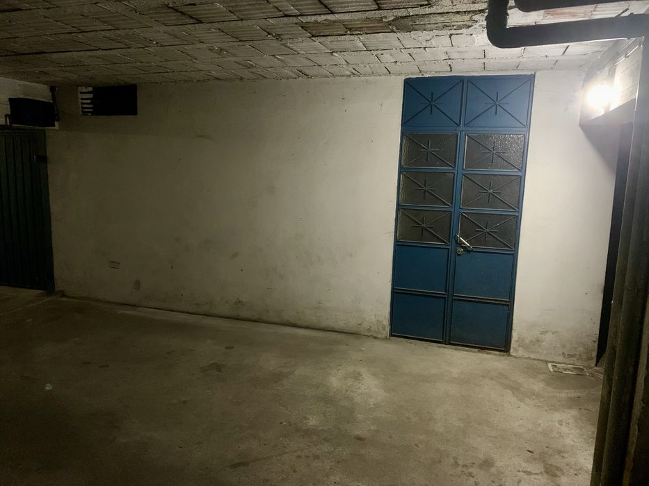 Armazém / 2 lugares garagem perto do centro (Sé)