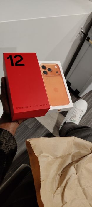 Iphone 17 pro novo 256Gb. One plus 12 512Gb em perfeito estado