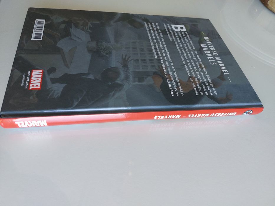 Livro capa dura - universo marvel- marvels