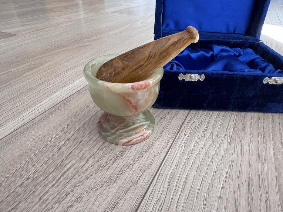 Moździec z kamienia naturalnego w eleganckim pudełku