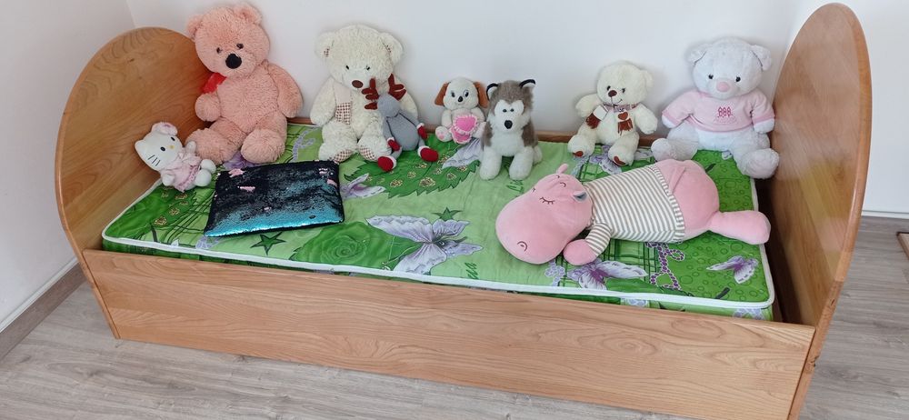 Продам дубове дитяче ліжечко.