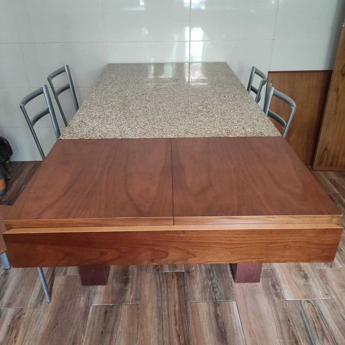 Mesa e cadeiras para jantares e convívios