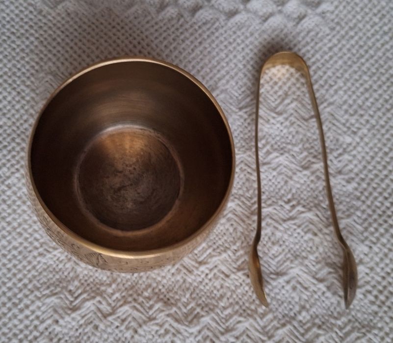 Cukiernica ze szczypcami.