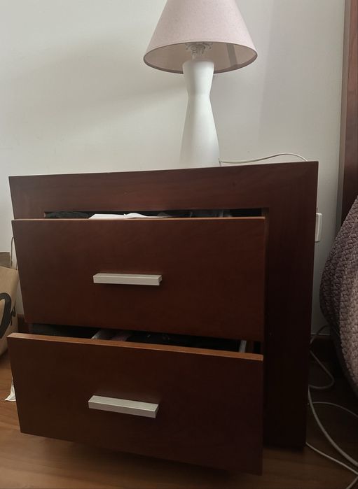 Conjunto de Quarto (cama, mesas de cabeceira e cómoda)