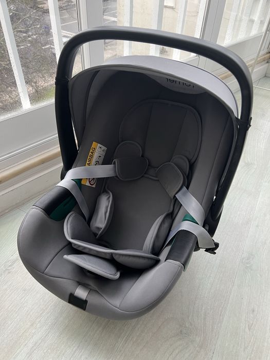 Carrinho de bebe com ovo