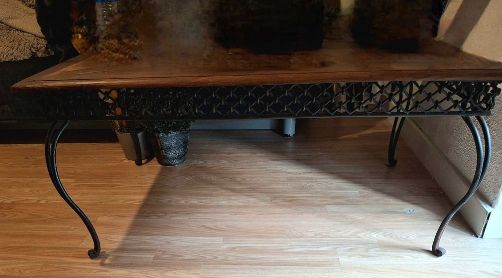 Mesa de café madeira maciça e pés ferro fundido