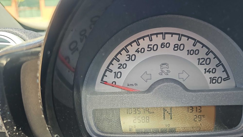 Smart cabrio de 2013 com 103.800 mil kms branco...carro esta impecável e importado...capota a trabalhar mt bem..