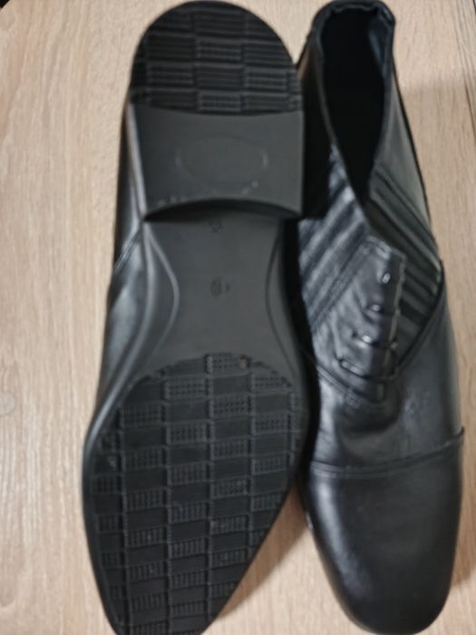 Нові чоловічі туфлі.