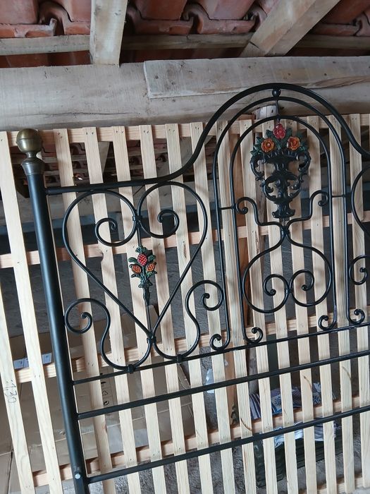 Cama de ferro com floral
