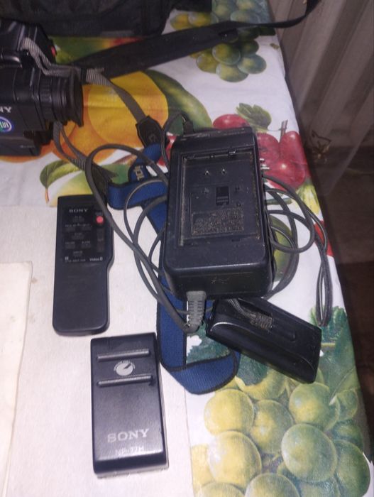 Видеокамера CCD-TR380E/TR385E