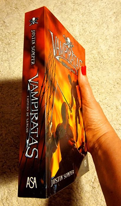 Livro "Vampiratas, Capitão de Sangue" de Justin Somper