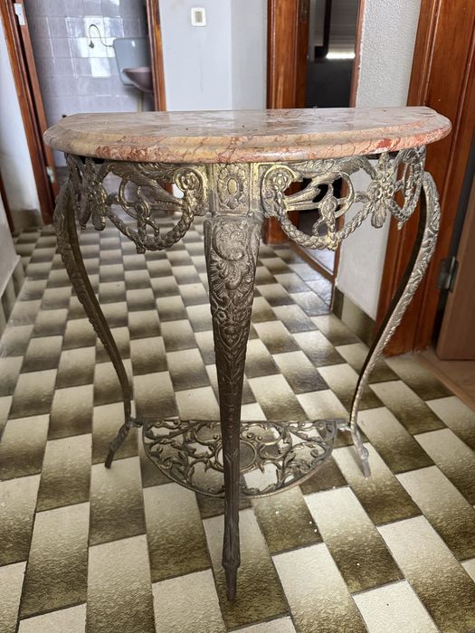 Mesa antiga em ferro e pedra