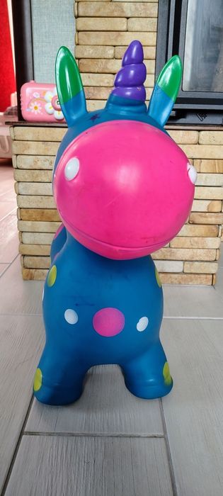 Коник стрибунець Єдиноріжка